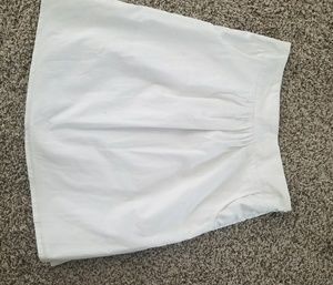 White mini skirt with pockets